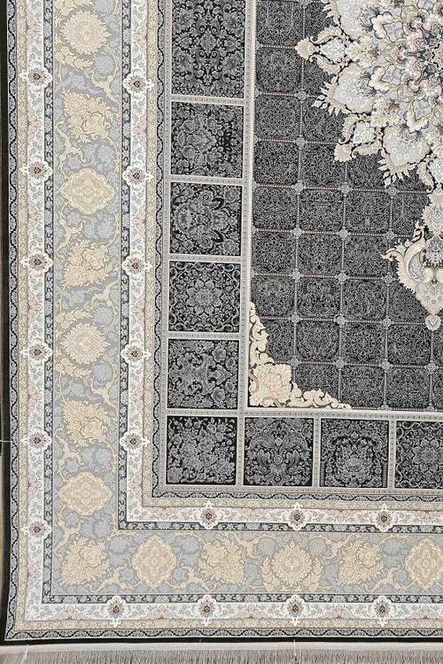 نمای نزدیک از فرش با الگوی اسپیناس ذغالی و 1500 شانه، طراحی اصیل کاشانی