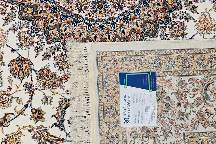 تصویری از حاشیههای کلاسیک و گلدار فرش اخوان با رنگبندی سرمهای