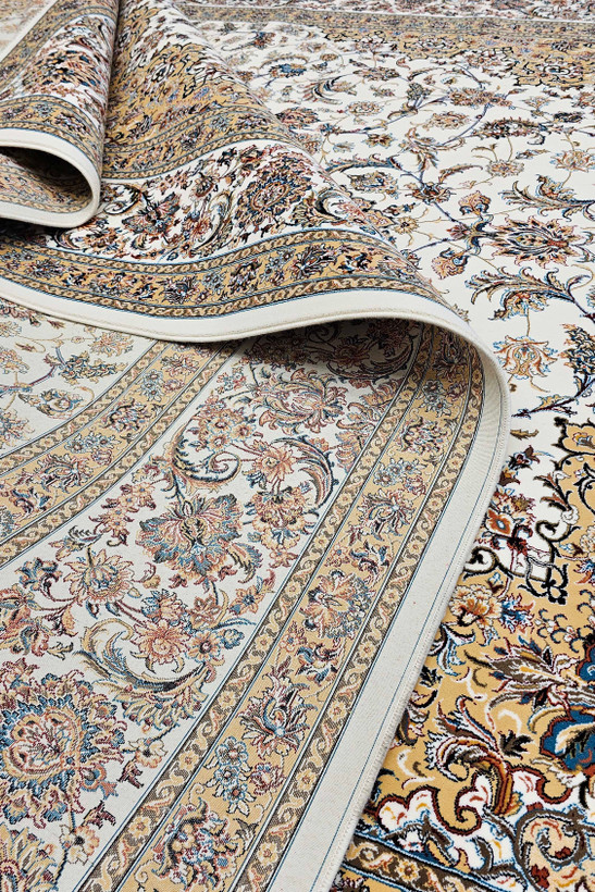 ترکیب فرش نقشه اخوان با مبلمان چوبی و رنگهای گرم در فضای پذیرایی