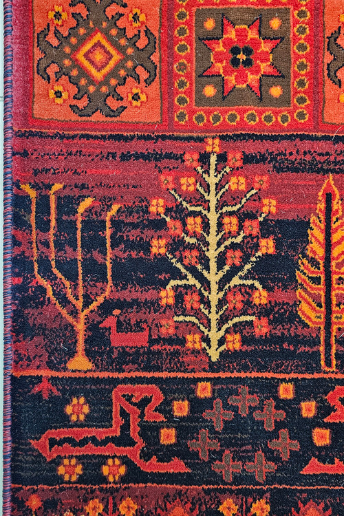 نمای نزدیک از حاشیه فرش طرح بلوچ هیوا کاشان با طراحی ظریف