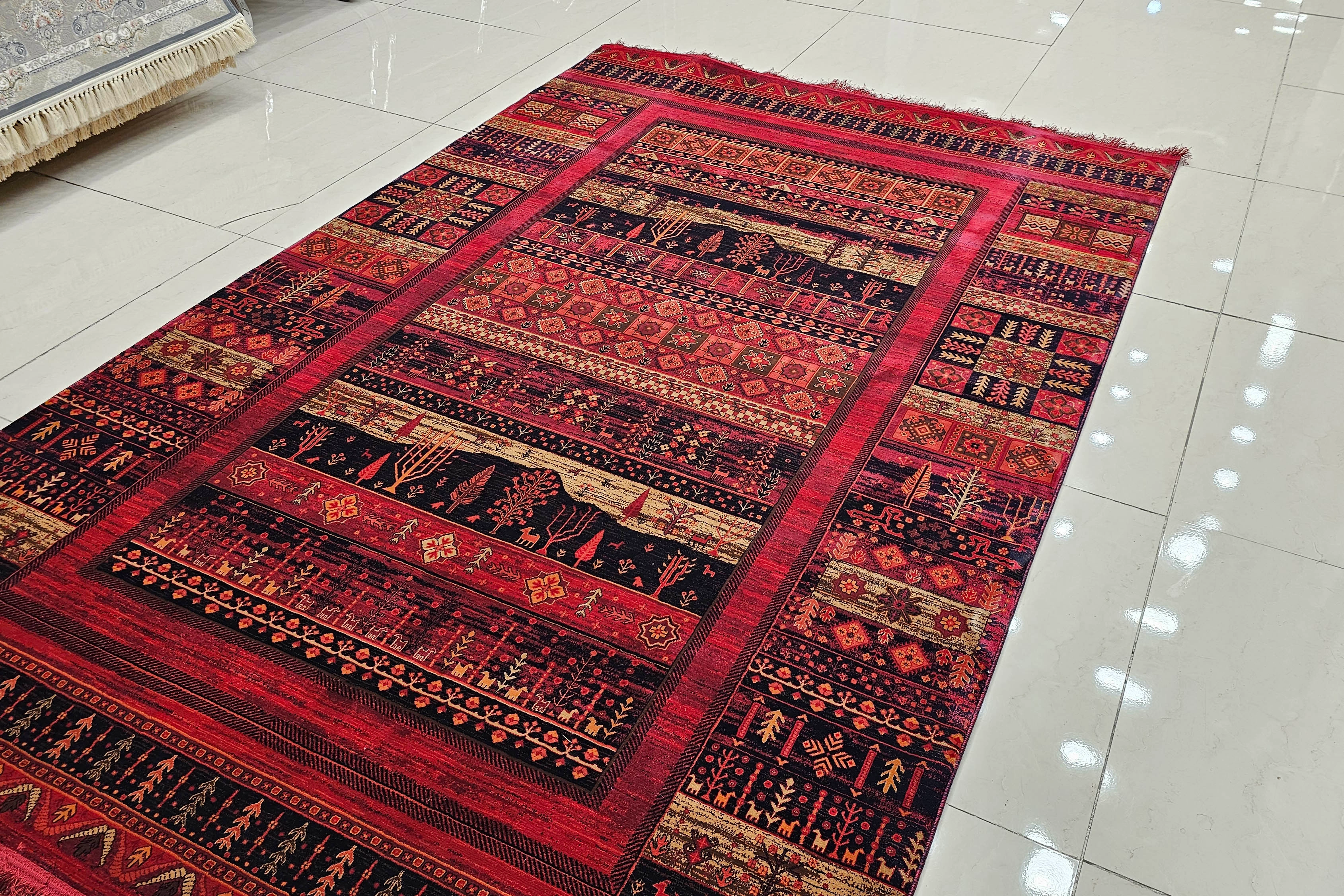 زاویه‌ای از گوشه فرش طرح بلوچ هیوا کاشان با جزئیات برجسته نقوش