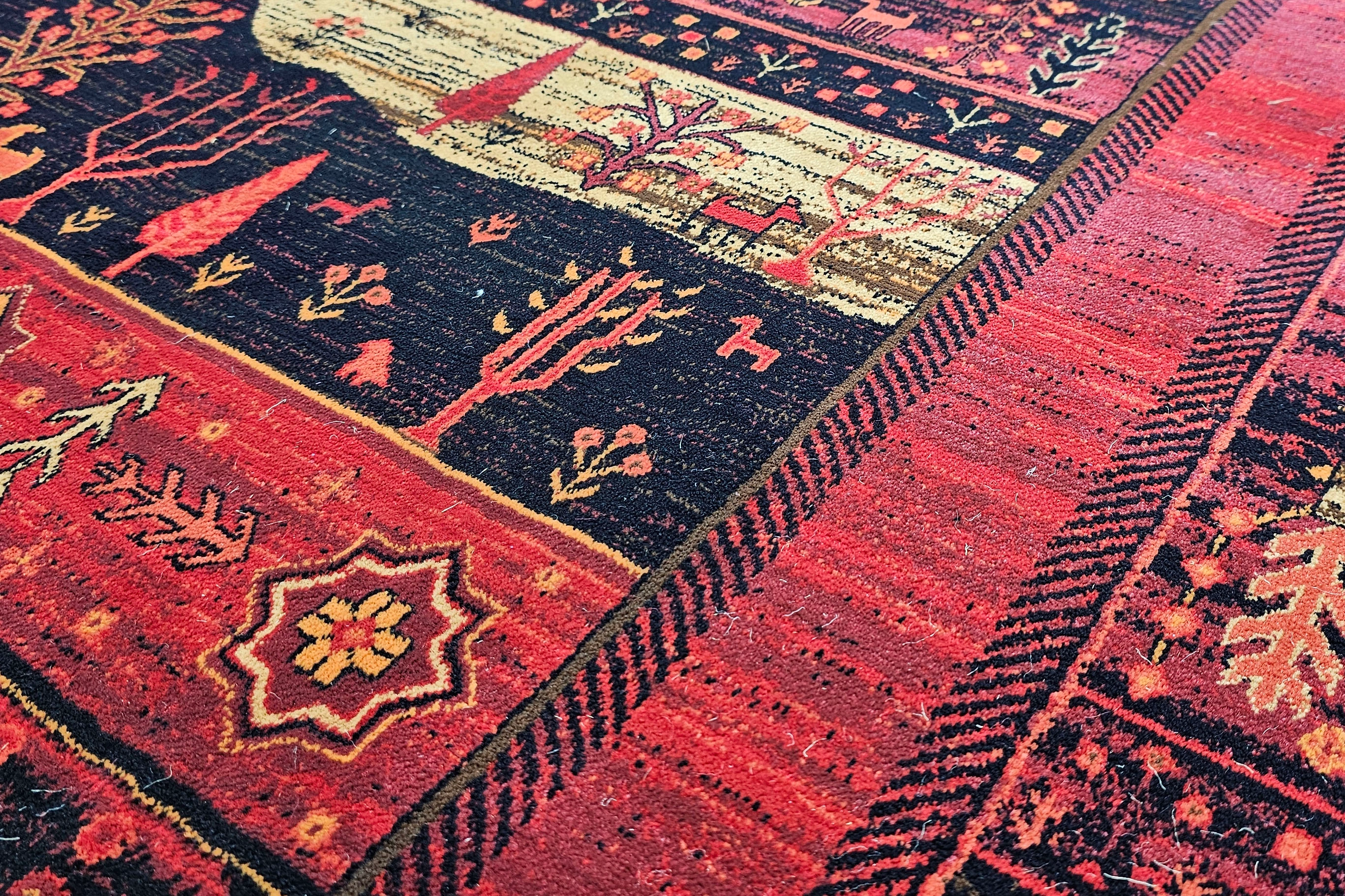 تصویر فرش طرح دستبافت بلوچ هیوا کاشان در فضای نشیمن با نور طبیعی