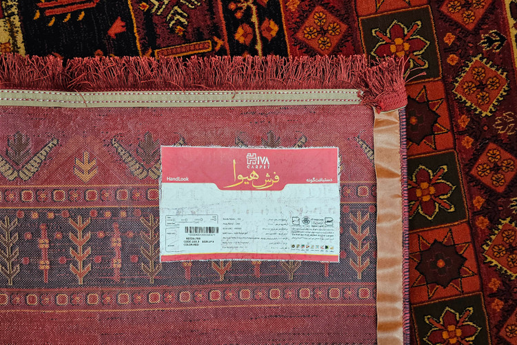 جزئیات رنگ لاکی و طرح بلوچی فرش هیوا کاشان کد 2203 از نمای بالا