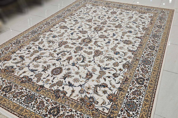 تصویر زمینه کرم روشن فرش دیبا در کنار گلهای پراکنده افشان