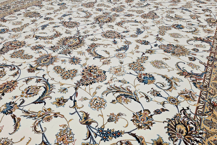 چیدمان فرش دیبا کرم در اتاقی با نور طبیعی و کف چوبی