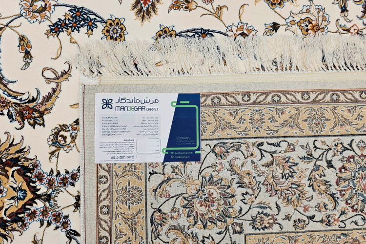 نمای بالایی از فرش دیبا با تأکید بر الگوی باز و لطافت بصری