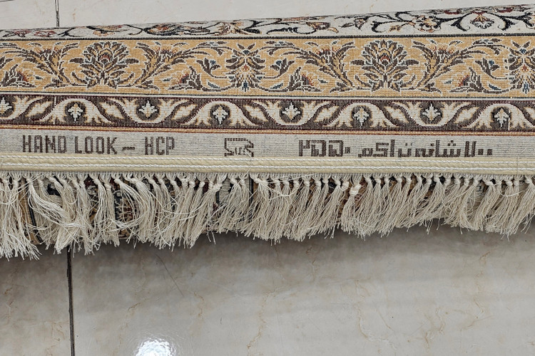 عکس واقعی از فرش کرم رنگ دیبا در فضای پذیرایی بزرگ و نورگیر