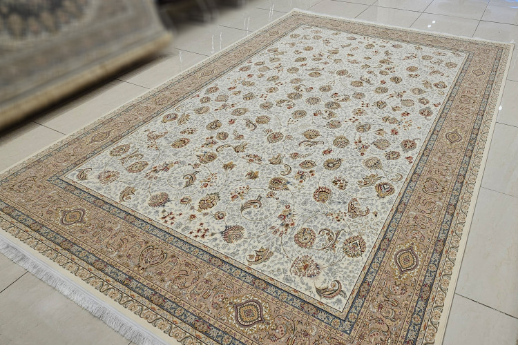 نمای دقیق از رنگ کرم سفید فرش 1600 شانه خاطره کویر کاشان، مناسب برای دکوراسیونهای روشن