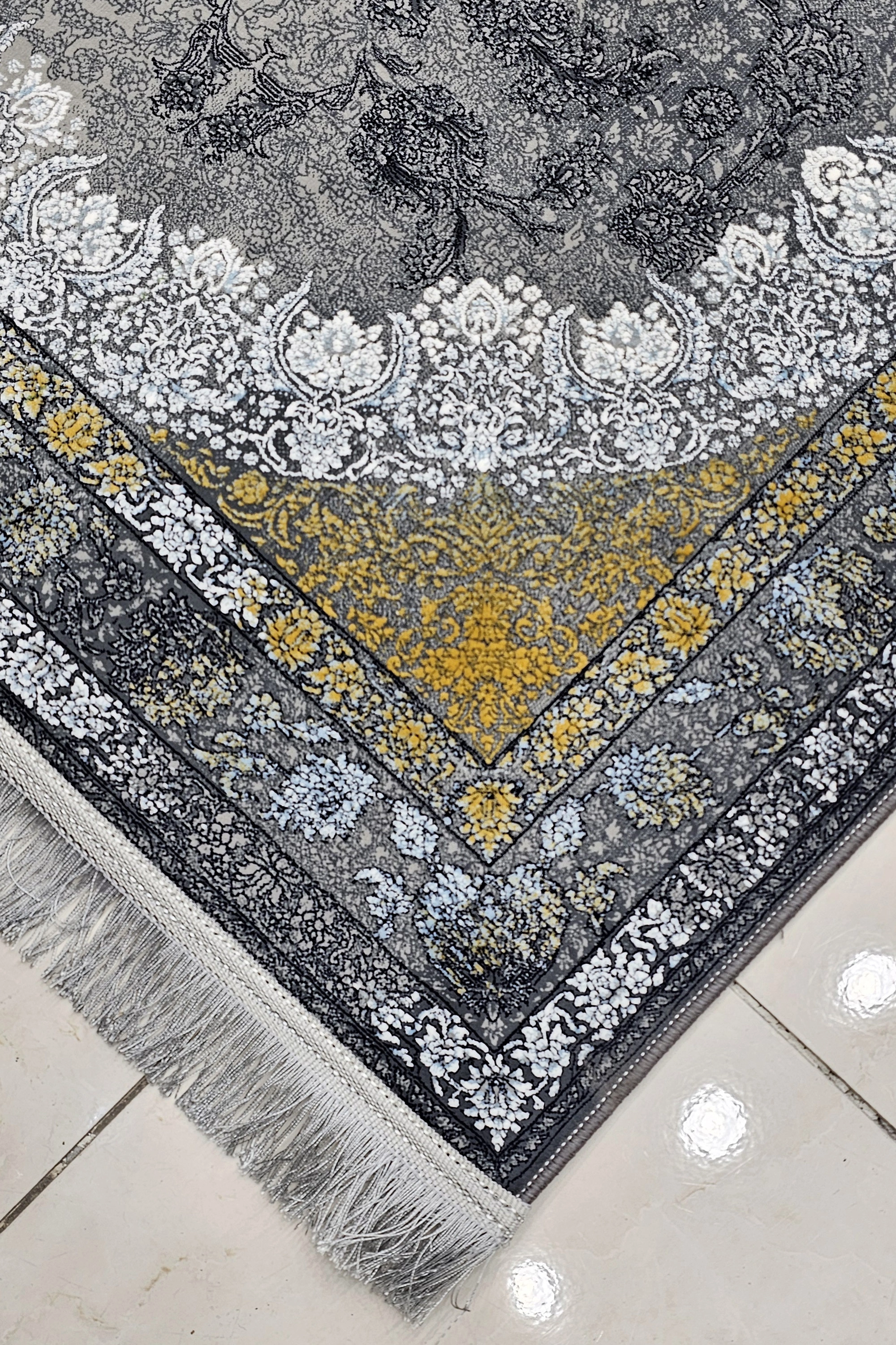 نمای کناری از کناره نقشه رستا فیلی وینتیج، نمایش لبه‌های بافت تمیز و ظریف.