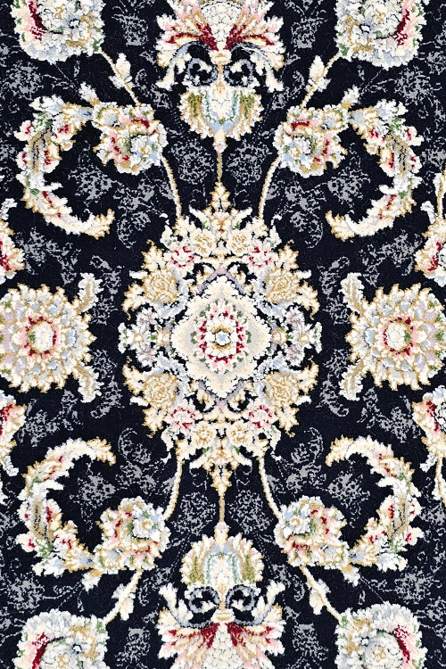 نمای نزدیک از گلهای طرح افشان طوبی در فرش کناره سرمهای