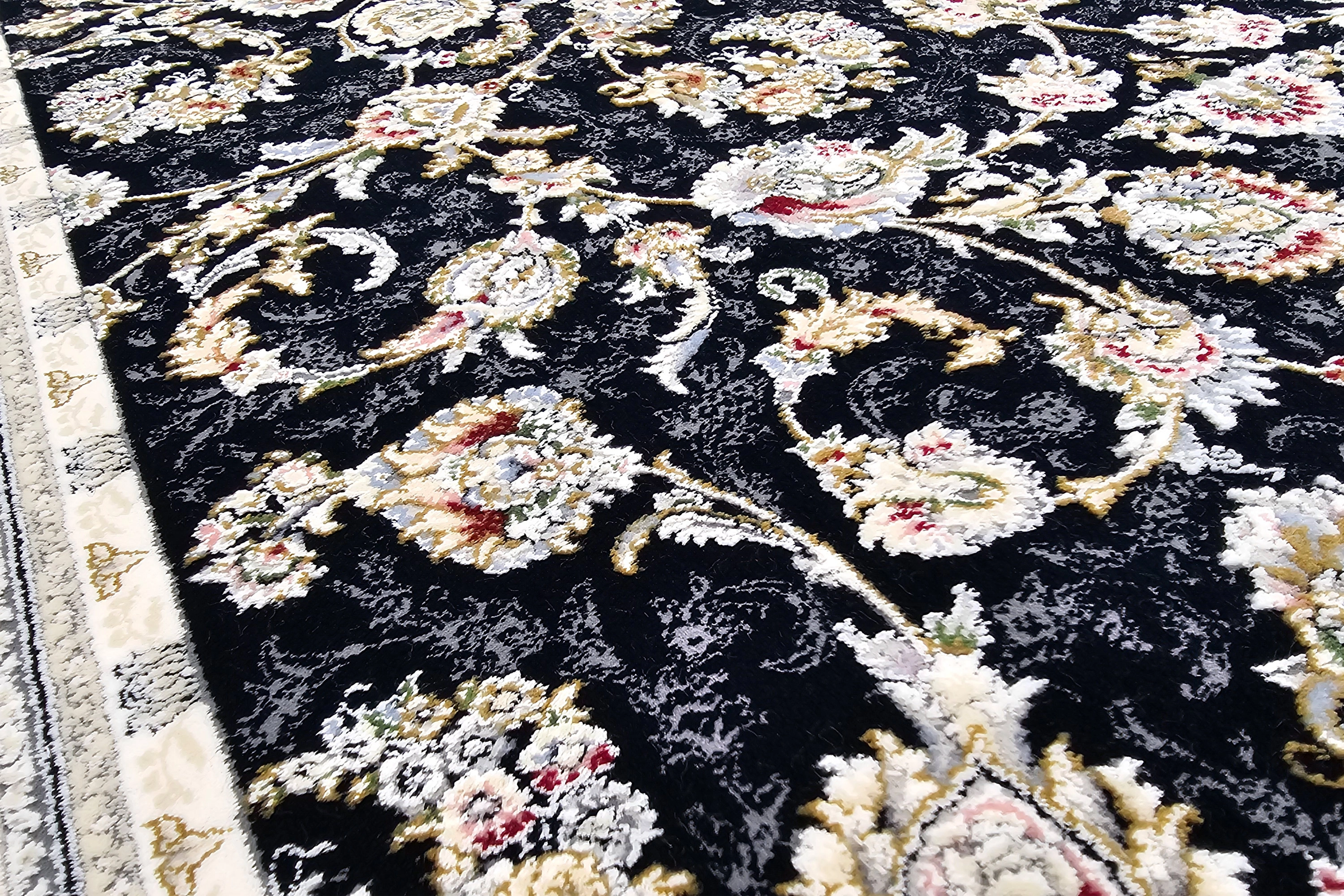 تصویر فرش کناره ۱ متر در ۲ متر عظیم‌زاده در کنار مبلمان کلاسیک