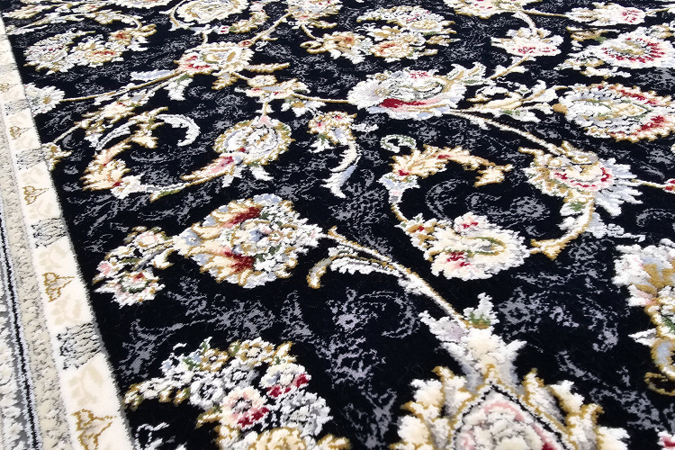 تصویر فرش کناره ۱ متر در ۲ متر عظیمزاده در کنار مبلمان کلاسیک