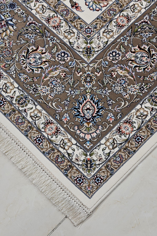 فرش 1200 شانه با نقشه بهنوش کرم و حاشیه گردویی، کیفیت بالا و طراحی شیک.