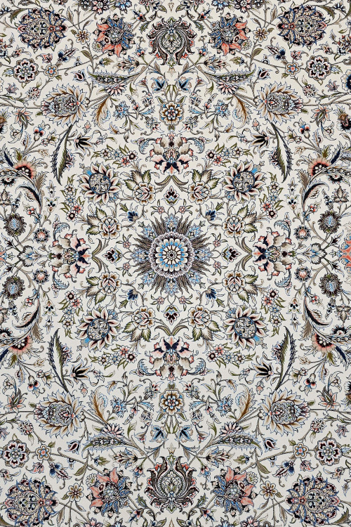 فرش بافته شده به صورت دستبافت نما با طرح بهنوش کرم، مناسب برای دکوراسیون مدرن.