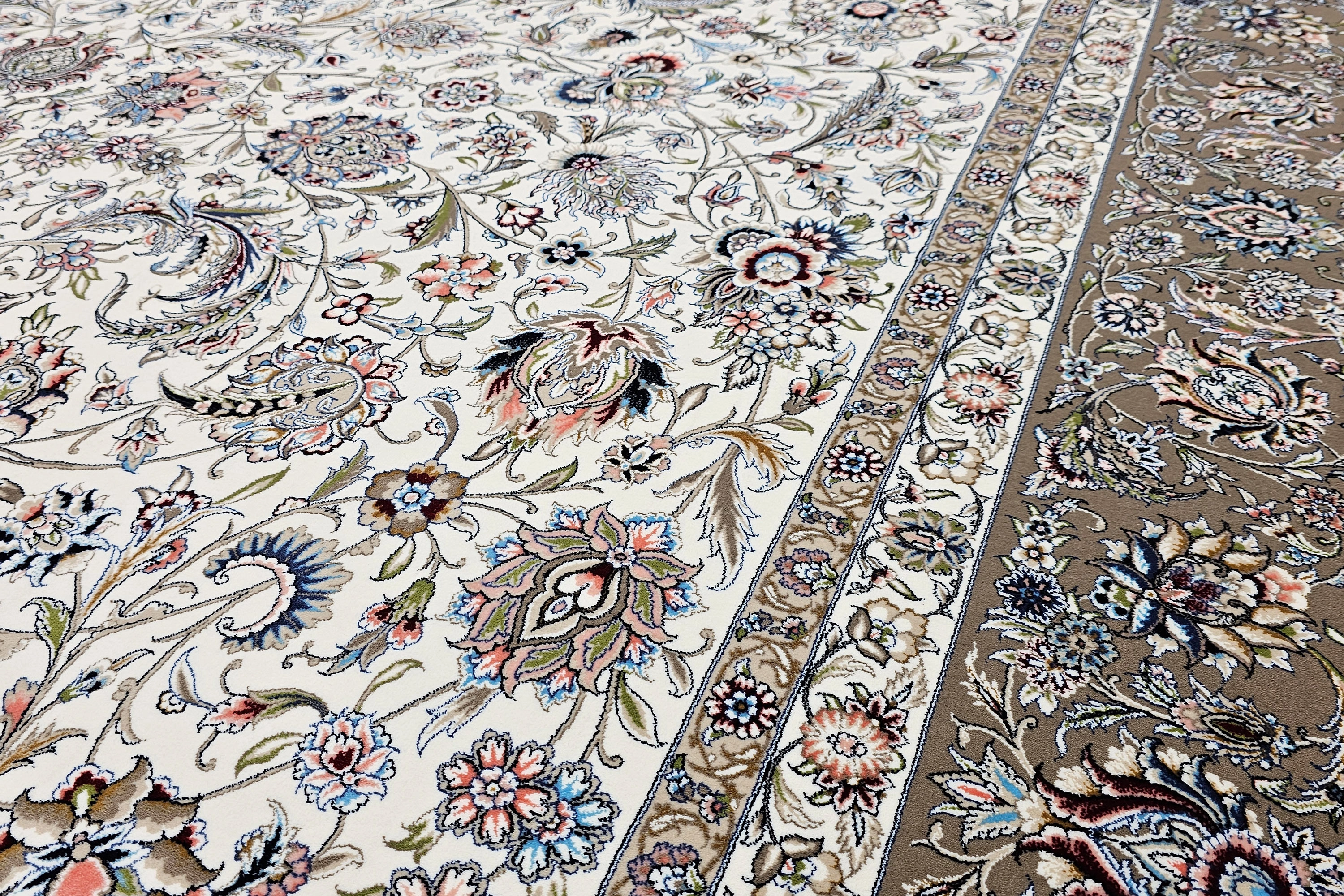 فرش 1200 شانه نگین ابریشم مشهد با طراحی ظریف و رنگ‌های متناسب.