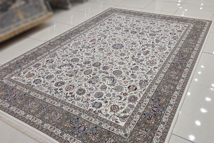 فرش با طراحی پیچیده و شیک، مناسب برای استفاده در سالنهای پذیرایی.