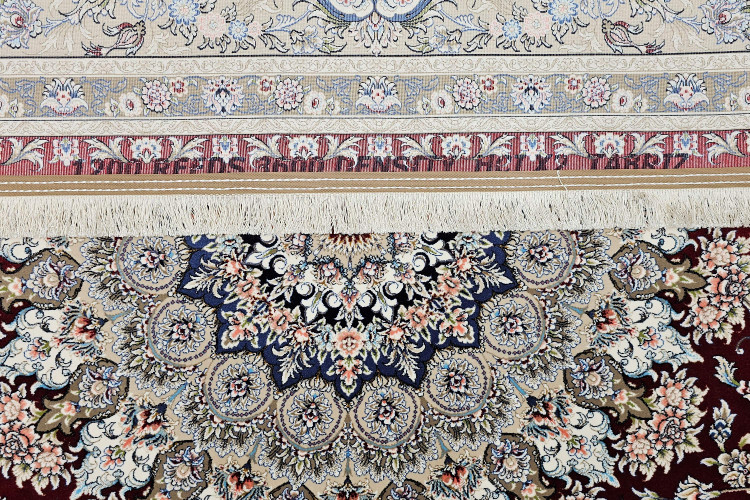 فرش 1200 شانه با رنگهای ملایم کرم و بژ، با طراحی دستبافت نما برای فضای خانه.