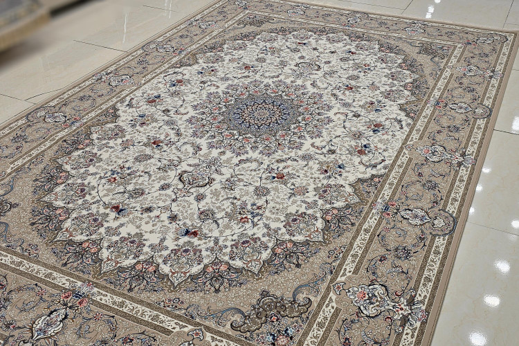 فرش 1200 شانه با رنگهای ملایم کرم و بژ، با طراحی دستبافت نما برای فضای خانه.