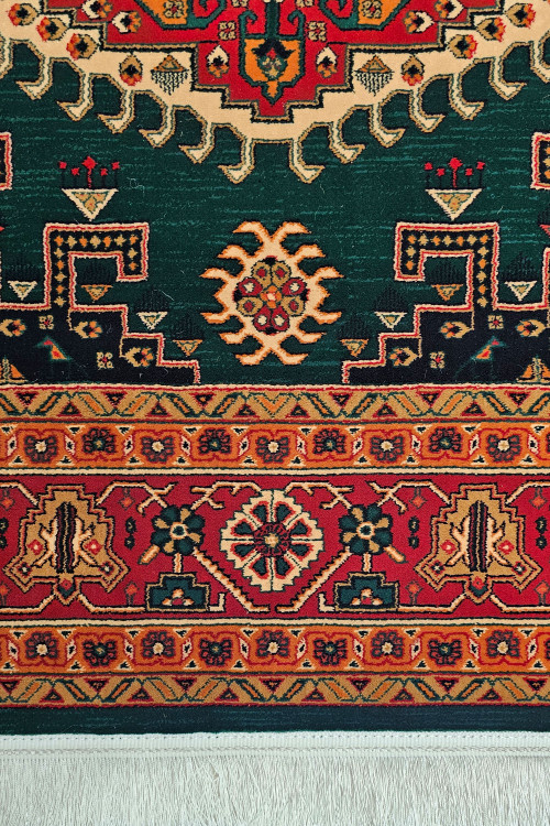 تصویر فرش بلوچی هیوا کاشان کد 508 در کنار مبلمان مدرن با رنگ خنثی