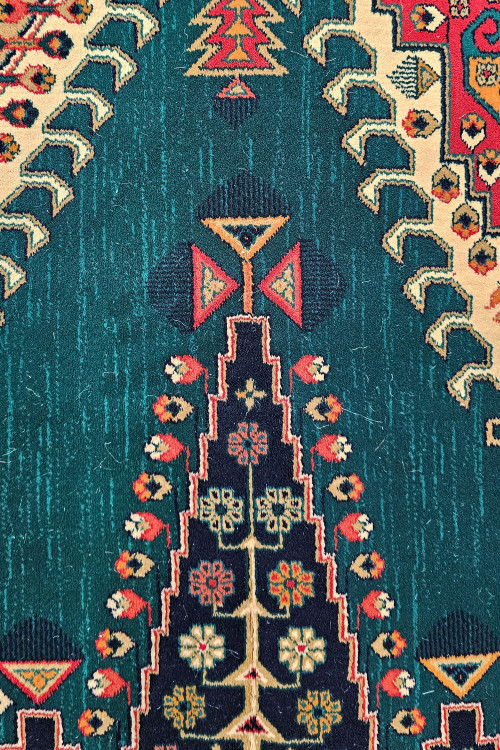 فرش 700 شانه بلوچی هیوا کاشان در فضای نشیمن با ترکیب رنگهای طبیعی