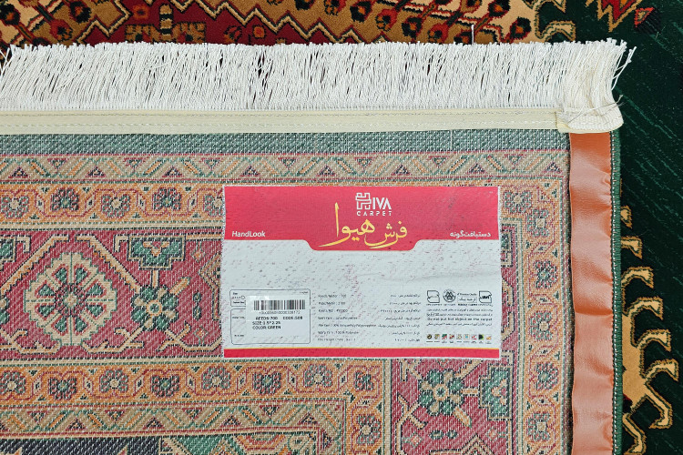 تصویر فرش طرح بلوچی هیوا کاشان کد 508 از نمای بالا با جزئیات رنگ سبز و طرح بلوچی