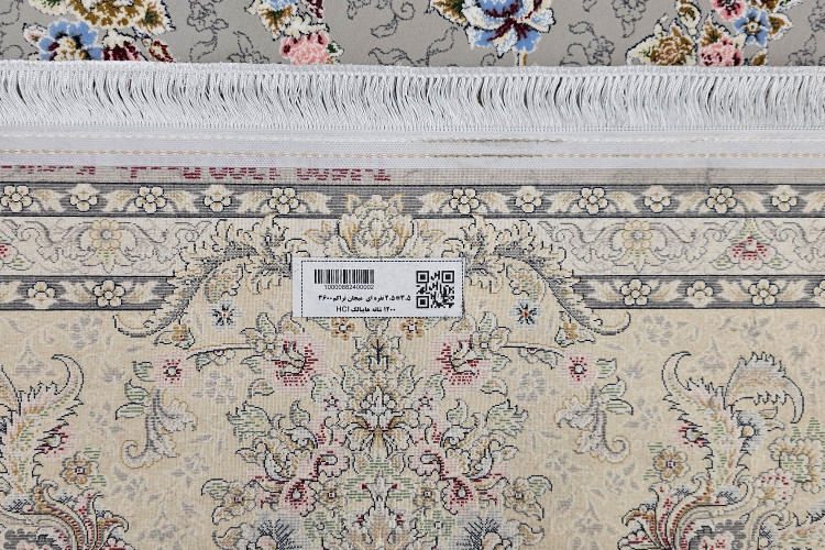 فرش نقرهای عظیمزاده کاشان؛ جلوهای بینظیر برای فضای شما.