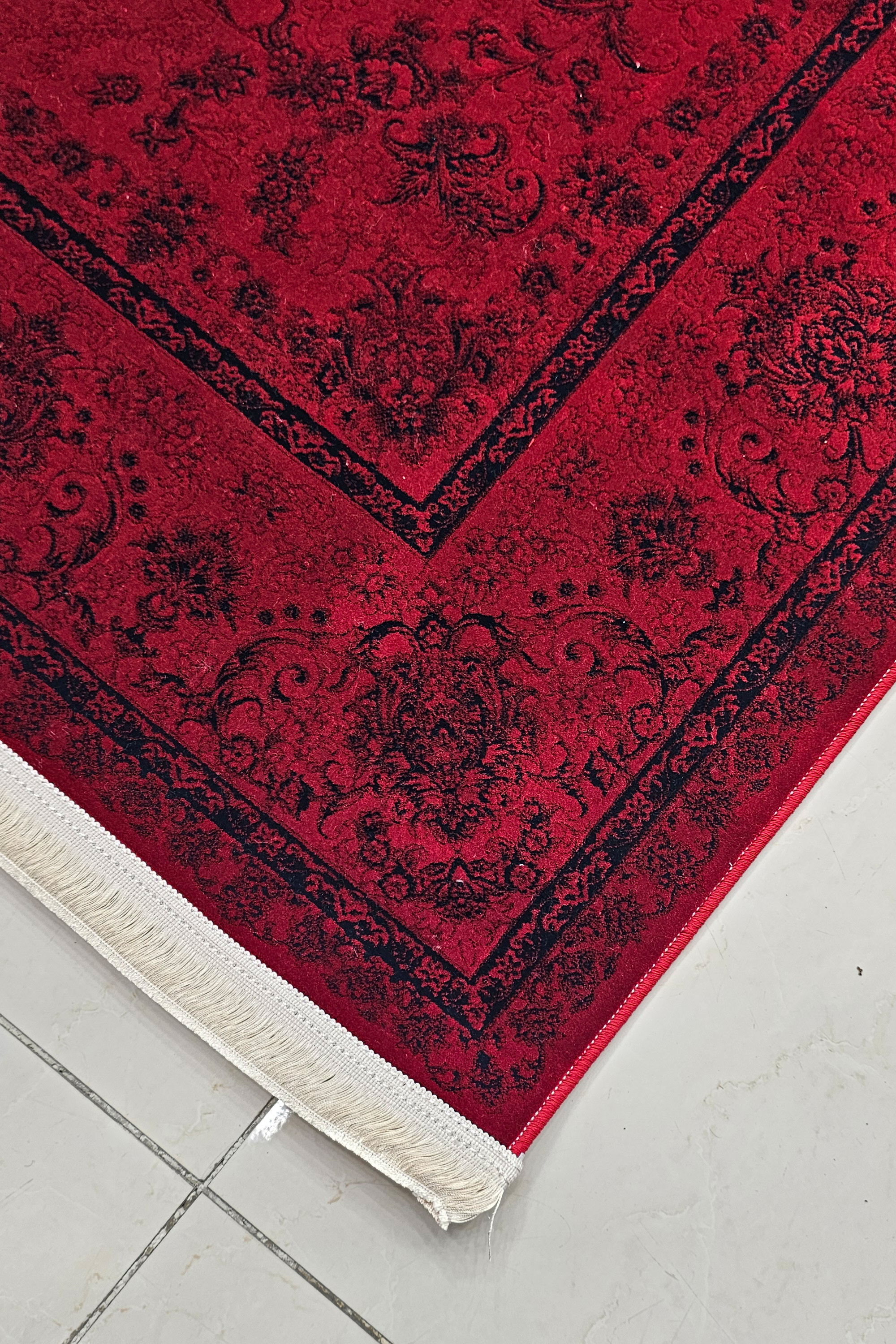 فرش 1200 شانه عظیم‌زاده با طرح کلاسیک و رنگ‌بندی گرم، مناسب برای هر فضا.