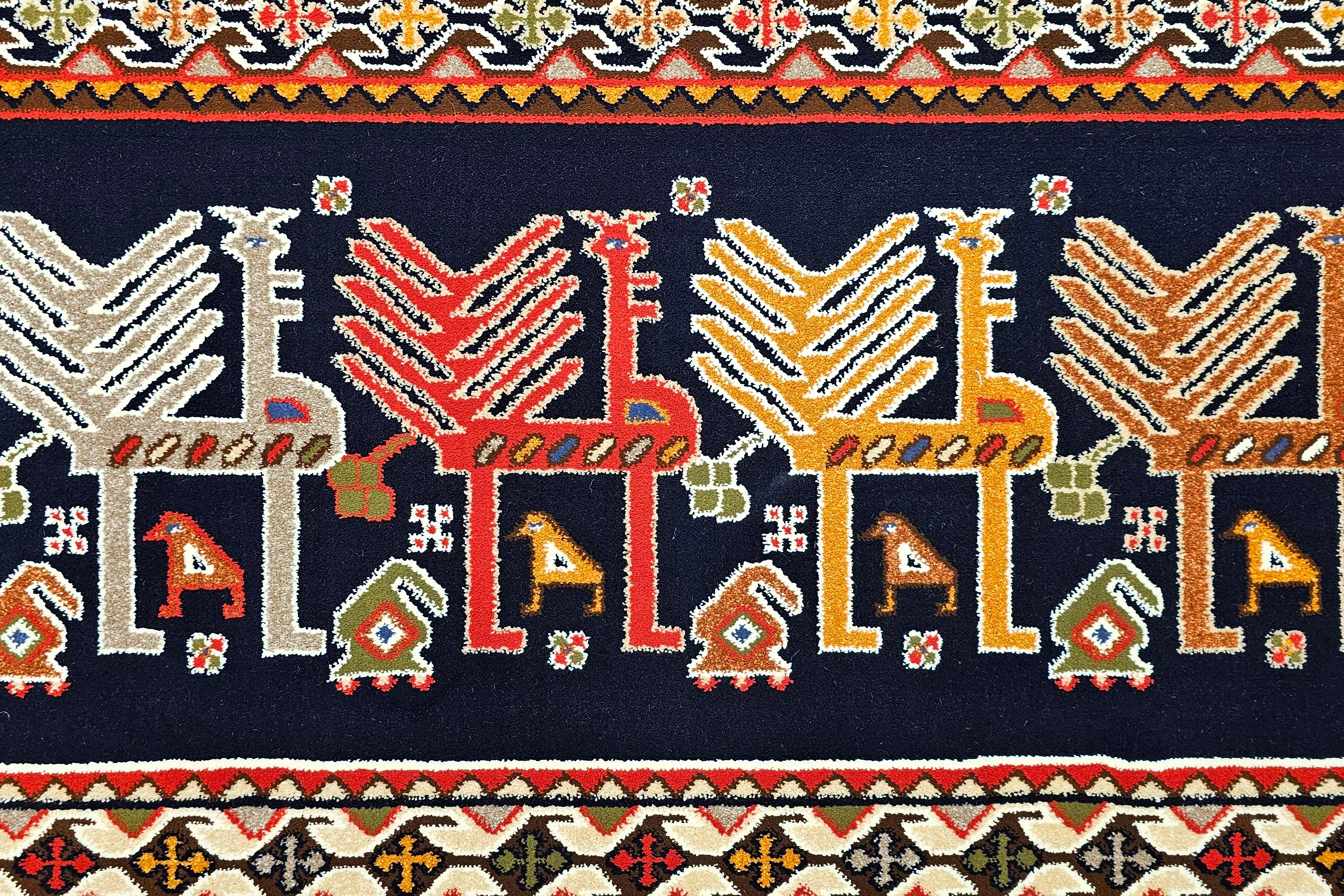 "برچسب برند ستاره کویر یزد و کد رنگ ۸۲۹۰ در گلیم‌فرش با طرح خشتی رنگ سرمه‌ای"
