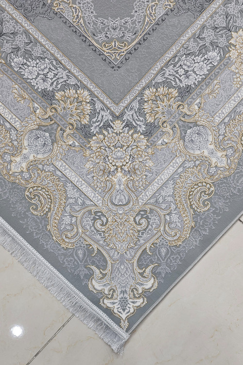 نمای نزدیک از فرش ماشینی با طراحی سنتی کاشانی و رنگهای نقرهای و طلایی