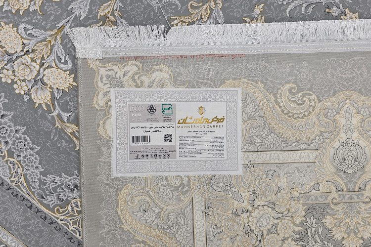فرش دکوراتیو ماه نشان کاشان با ترکیب رنگهای نقرهای و طلایی در طراحی ساتین