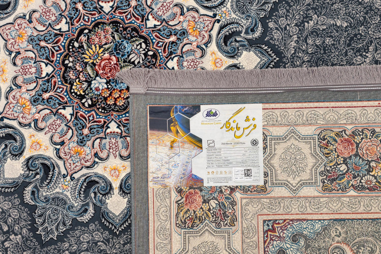 نمای فرش در نور طبیعی با تأکید بر رنگ خاص آن