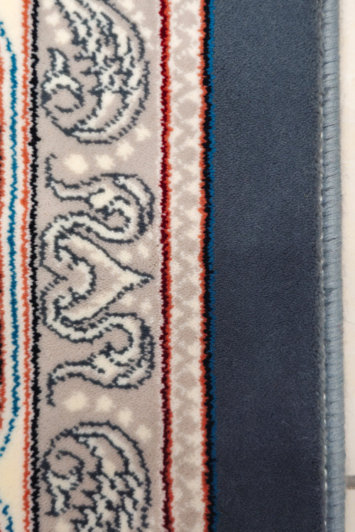 فرش کارینا دلفینی با مبلمان سفید و خاکستری