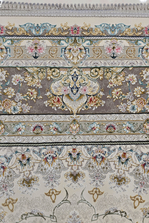 بافت دقیق و تراکم بالا در فرش ستوش قیطران با زمینه کرم