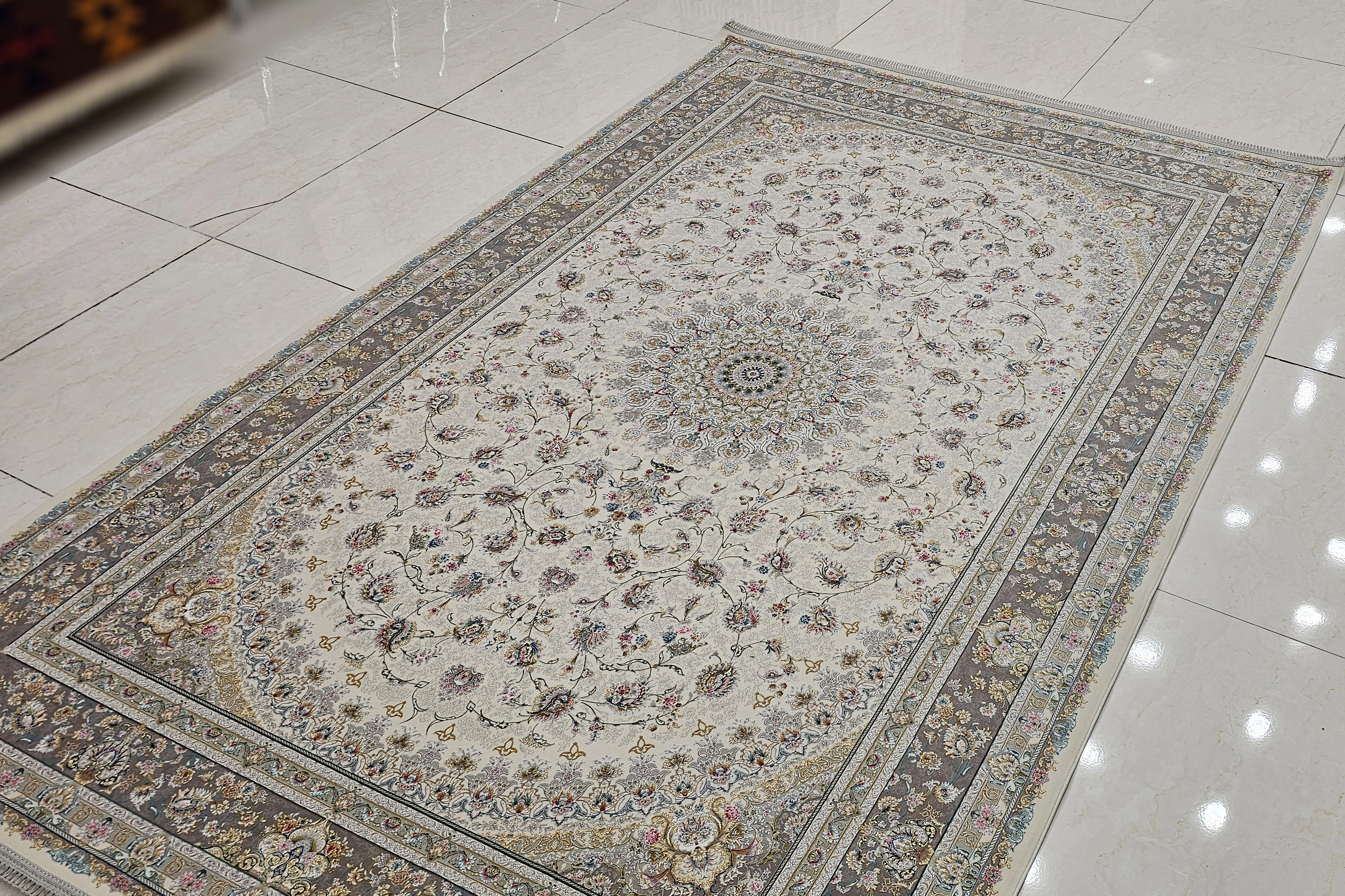 نمای نزدیک نخ هیت‌ست شده اکریلیک در فرش قیطران