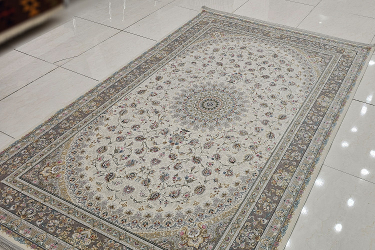 نمای نزدیک نخ هیتست شده اکریلیک در فرش قیطران