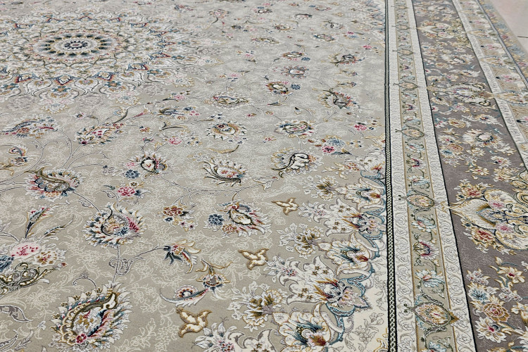 هماهنگی عالی فرش فیلی قیطران با مبلمان طوسی و چوبی