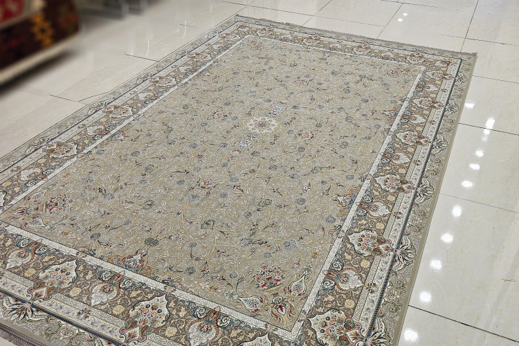 همنشینی طرح افشان و رنگهای آرام در فرش سیندخت