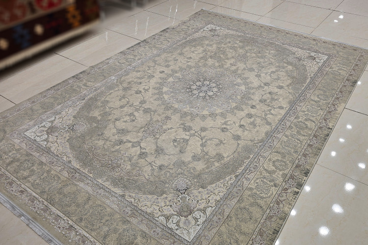 فرش مژده کرم قیطران در اتاق پذیرایی با مبلمان چوبی