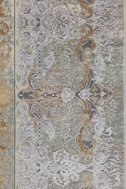 نمایی از فرش کرم رنگ در فضای نورگیر