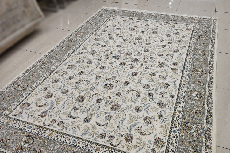 نمایش بافت برجسته فرش قیطران در نور طبیعی