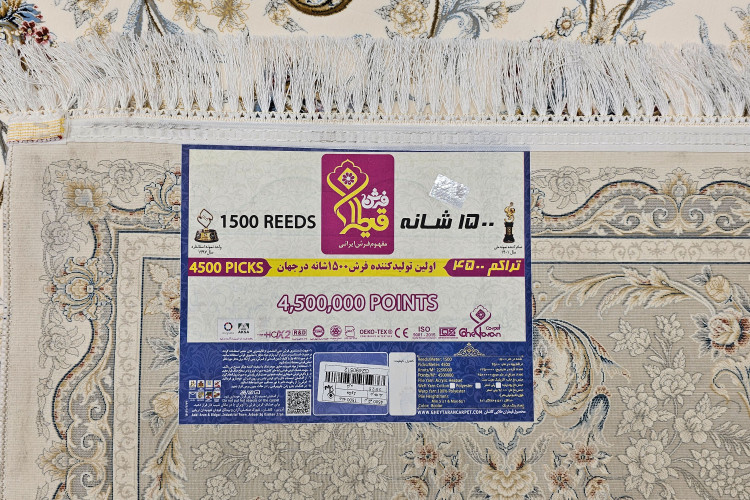 ترکیب رنگ ملایم فرش با دکوراسیون سفید و طلایی