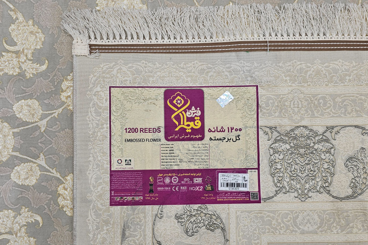 جزئیات رنگ و بافت در زمینه فیلی فرش