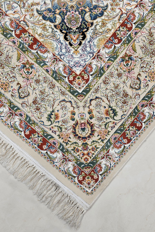 نمای نزدیک از حاشیه پرکار و بافت برجسته فرش کرم رنگ