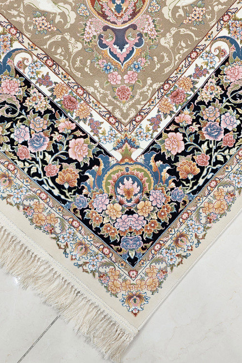 حاشیه متقارن و ظریف فرش با رنگ کرم