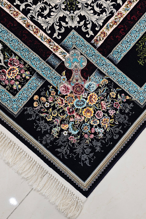 تصویر فرش ایرانی با نقوش سنتی و رنگ فاخر