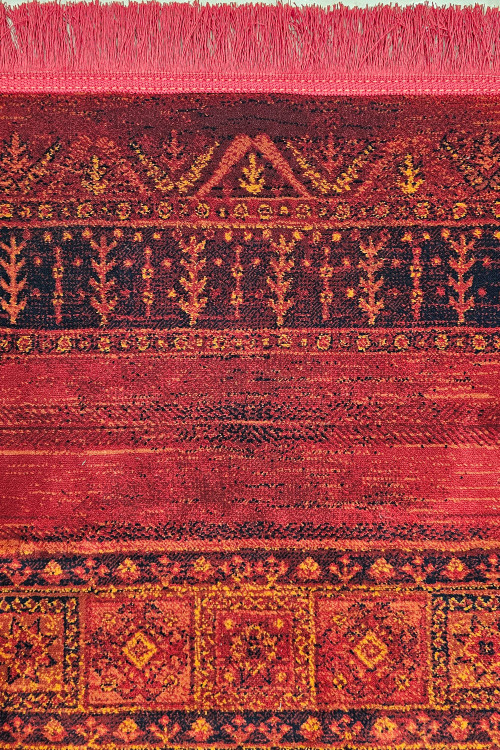 فرش ماشینی با طرح اصیل بلوچی و رنگ گرم روناسی