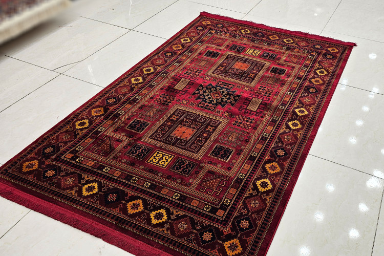 طرح سنتی فرش بلوچ با رنگ روناسی عمیق و بافت ریز