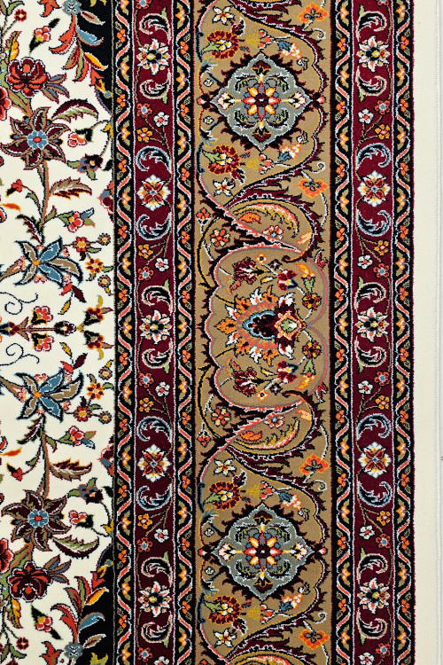 فرش با طراحی کلاسیک و زمینه روشن کرم