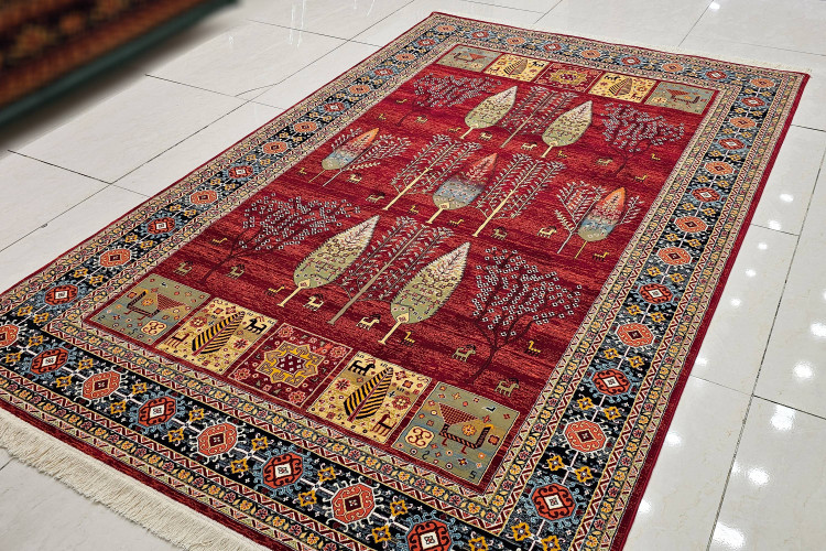 فرش ایرانی با رنگ لاکی مناسب دکور کلاسیک