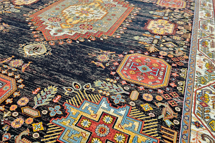 تصویر باکیفیت از فرش N120 با زمینه تیره و اصیل